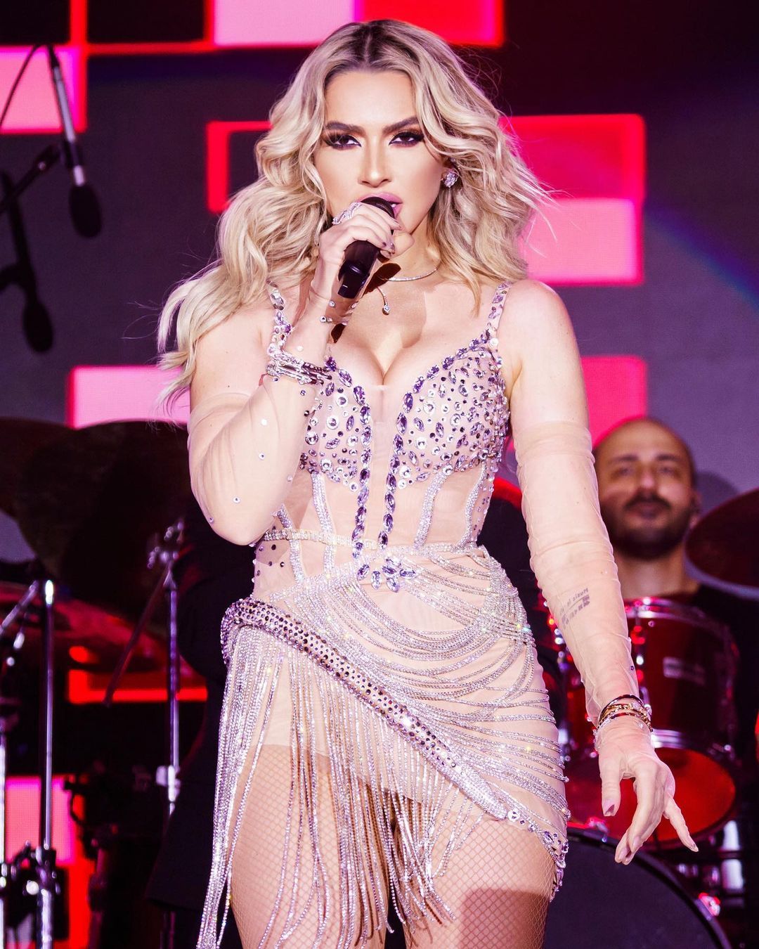 Yılbaşı gecesi Kıbrıs'ta sahne alan Hadise üzerinde servet taşıdı 8