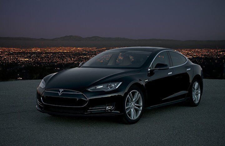 Tesla'yı otopilota alıp uyudu! Polisler 15 dakika boyunca kovaladı 1