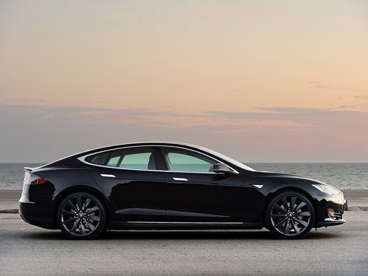 Tesla'yı otopilota alıp uyudu! Polisler 15 dakika boyunca kovaladı 5