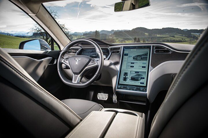 Tesla'yı otopilota alıp uyudu! Polisler 15 dakika boyunca kovaladı 6