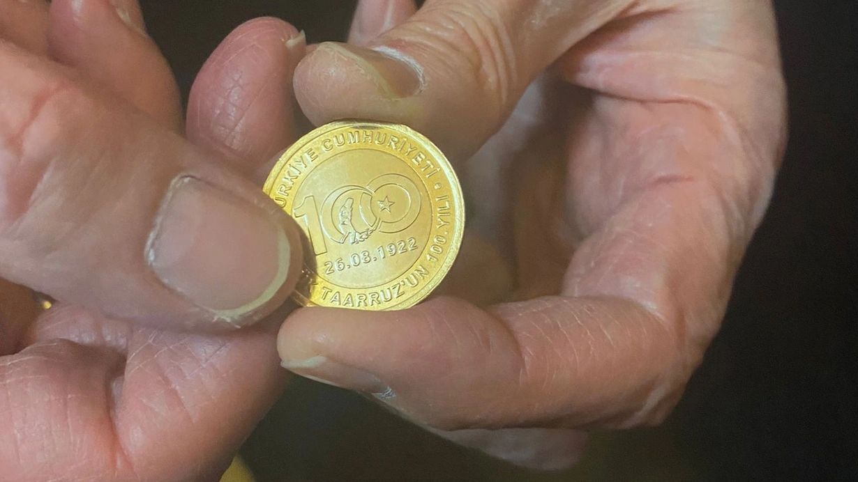 Devlet Bahçeli grup toplantısı sonrası Cumhuriyetin 100. yılına özel çıkarılan madeni parayı gösterdi! 1