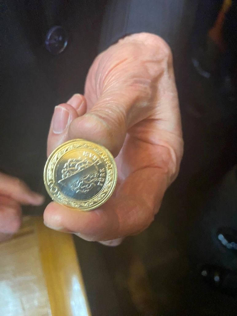 Devlet Bahçeli grup toplantısı sonrası Cumhuriyetin 100. yılına özel çıkarılan madeni parayı gösterdi! 2