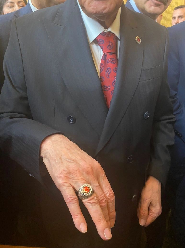 Devlet Bahçeli grup toplantısı sonrası Cumhuriyetin 100. yılına özel çıkarılan madeni parayı gösterdi! 4