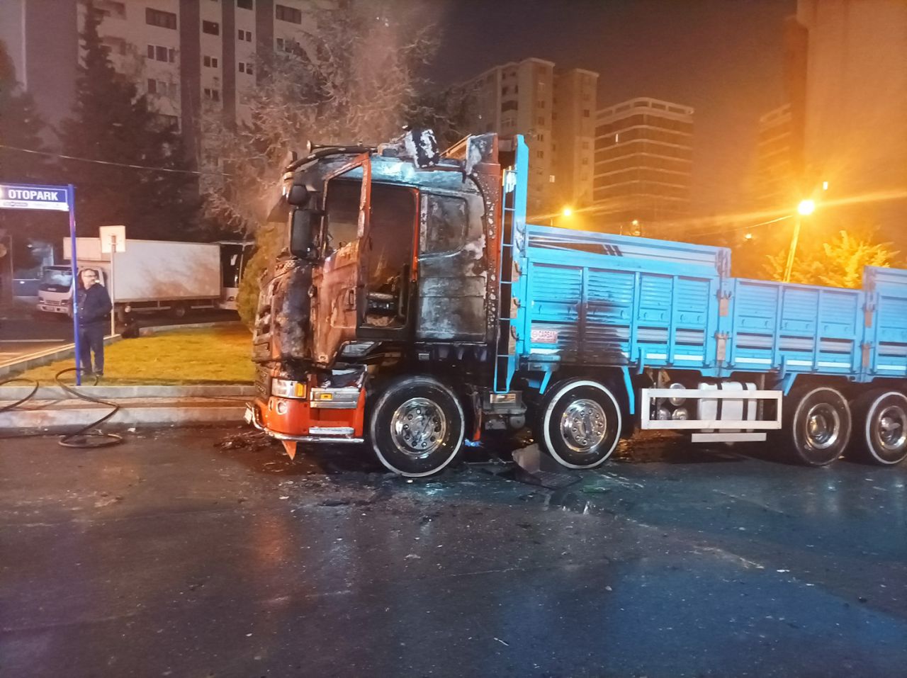Kağıthane'de kundaklandığı iddia edilen kamyon alev topuna döndü 3
