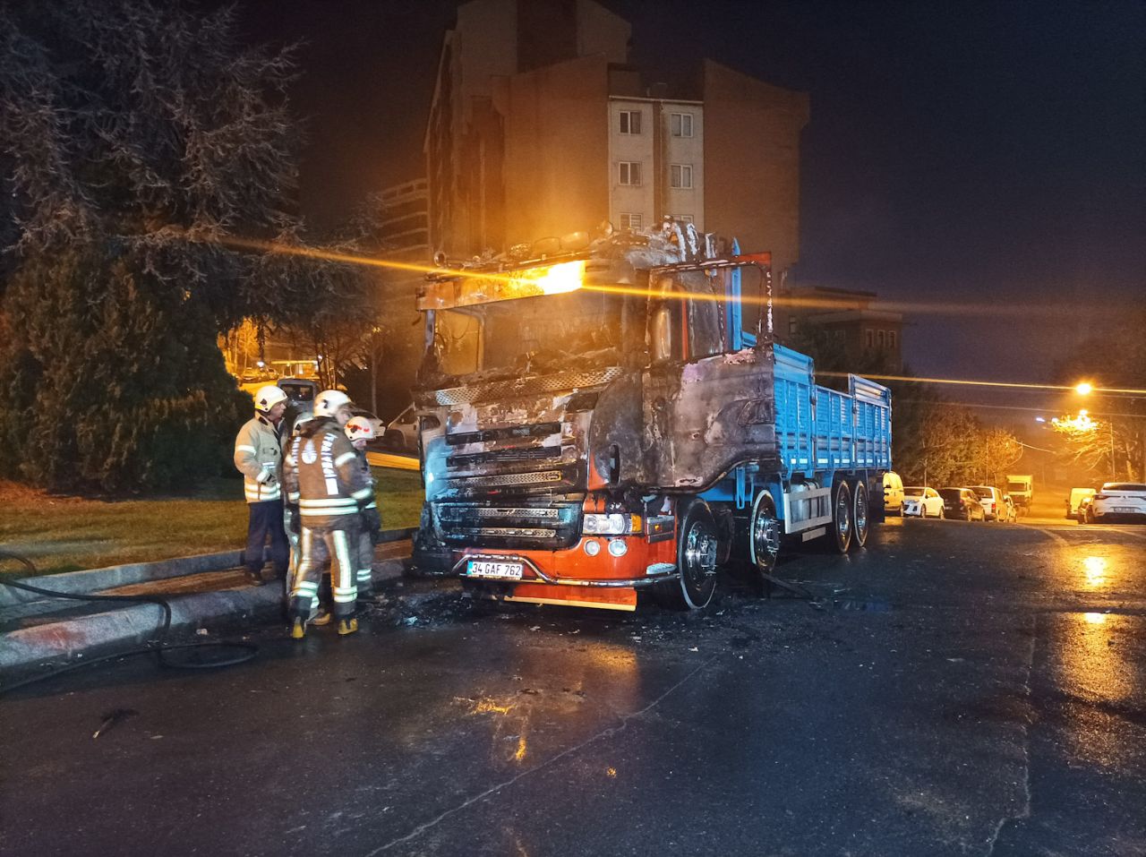 Kağıthane'de kundaklandığı iddia edilen kamyon alev topuna döndü 4
