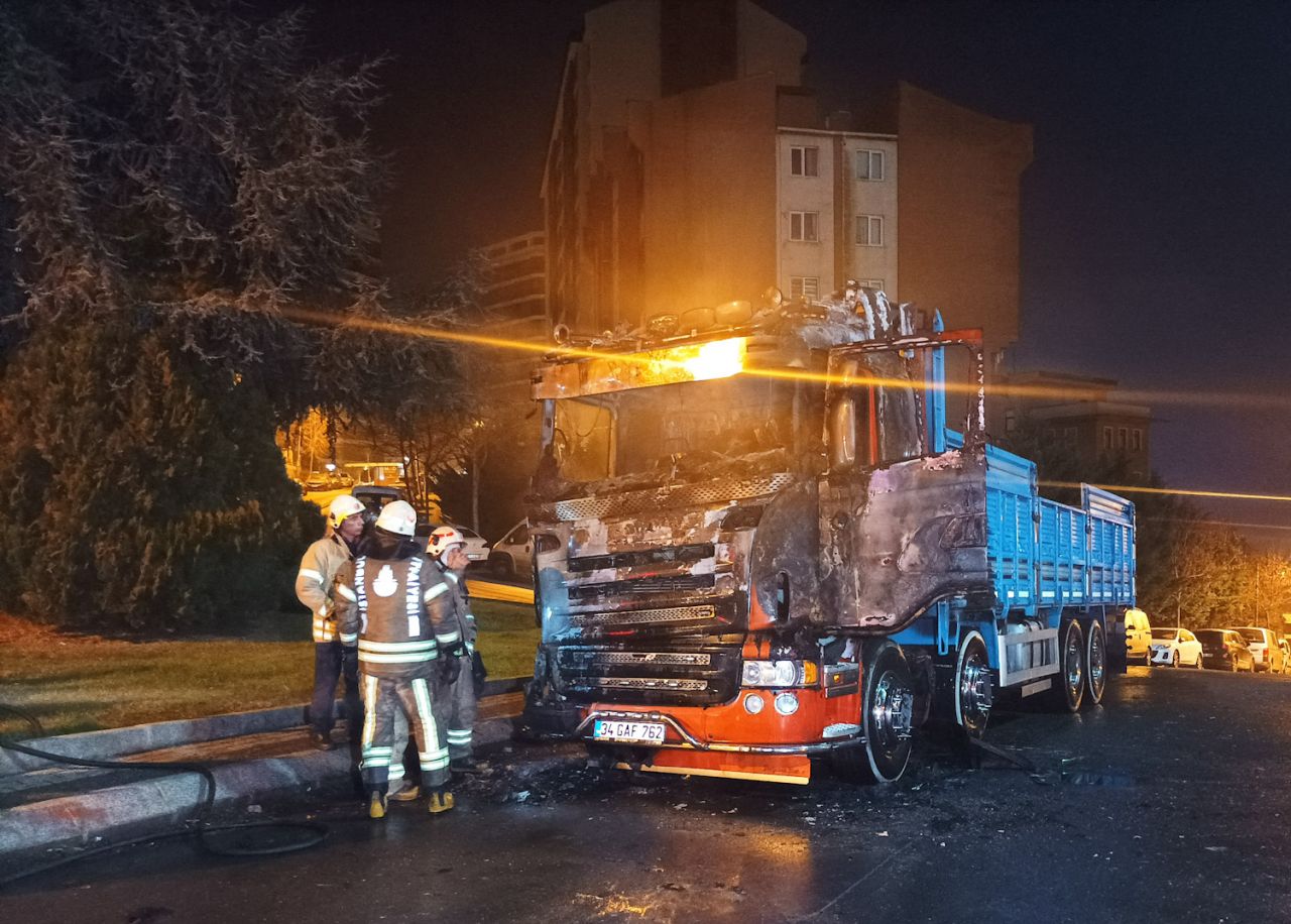 Kağıthane'de kundaklandığı iddia edilen kamyon alev topuna döndü 5