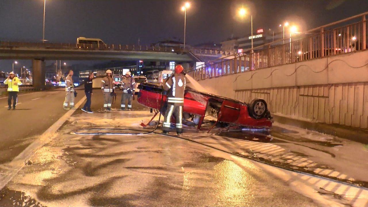 Pendik'te takla atarak ters dönen araç alev alev yandı: 4 yaralı 1