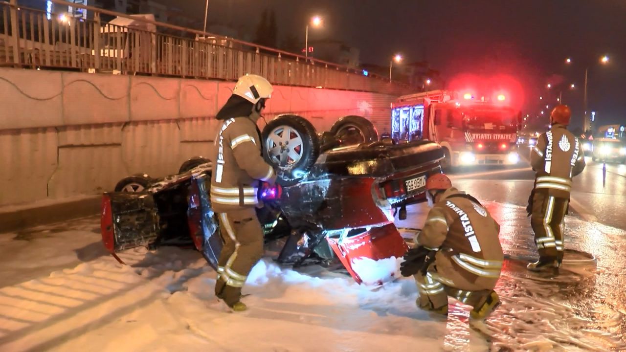 Pendik'te takla atarak ters dönen araç alev alev yandı: 4 yaralı 5