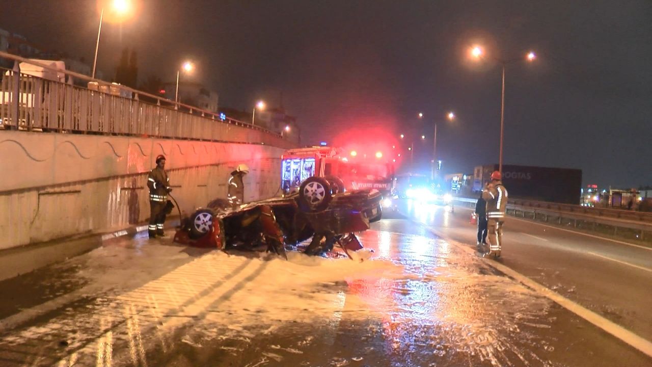 Pendik'te takla atarak ters dönen araç alev alev yandı: 4 yaralı 3