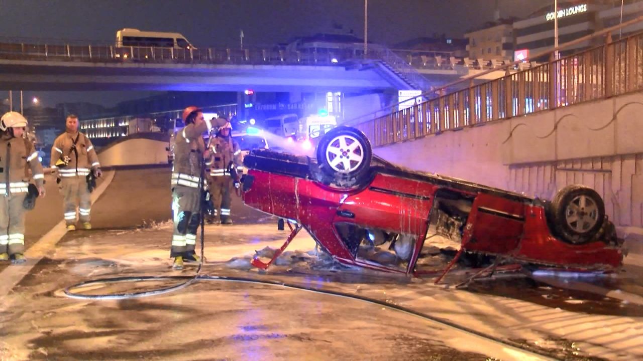 Pendik'te takla atarak ters dönen araç alev alev yandı: 4 yaralı 2