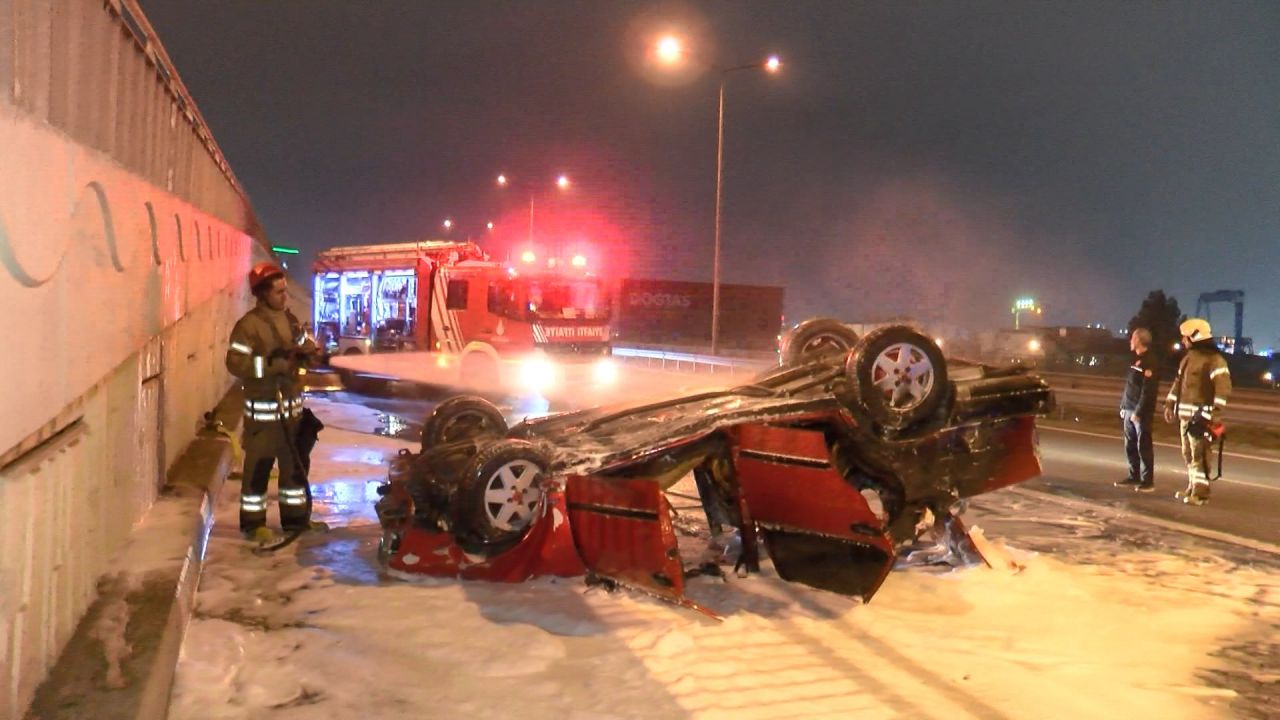 Pendik'te takla atarak ters dönen araç alev alev yandı: 4 yaralı 4
