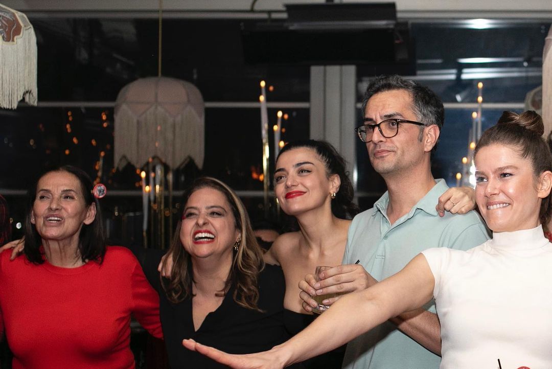 Altınlar havada uçuştu! Enis Arıkan'a kına gecesi tadında doğum günü 2