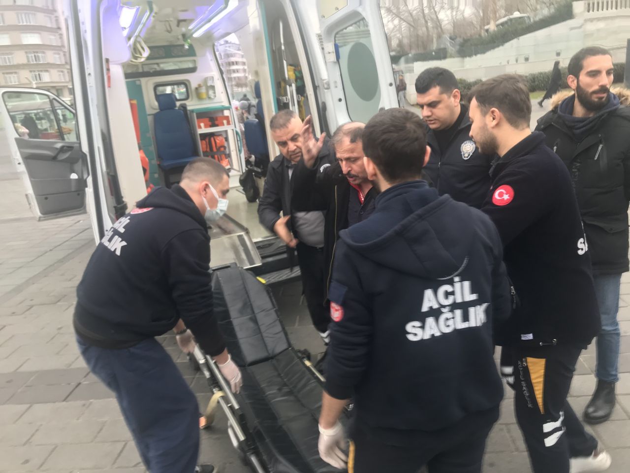 Taksim metrosunda korku dolu anlar! Yolcu raylara düştü... 1