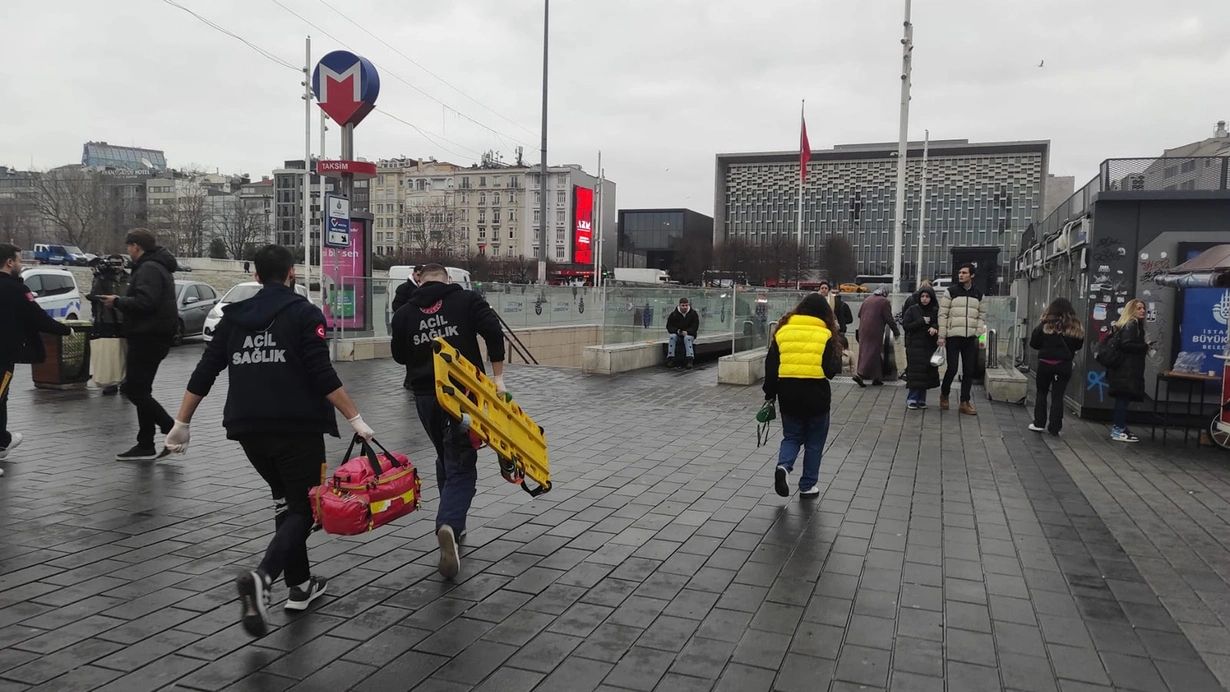 Taksim metrosunda korku dolu anlar! Yolcu raylara düştü... 4