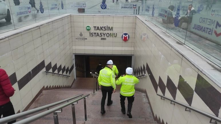 Taksim metrosunda korku dolu anlar! Yolcu raylara düştü... 3