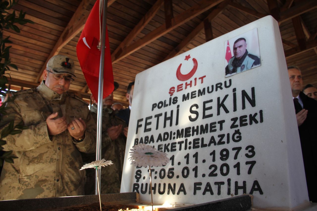 Şehit polis Fethi Sekin, vefatının 6’ncı sene-i devriyesinde kabri başında anıldı! 4