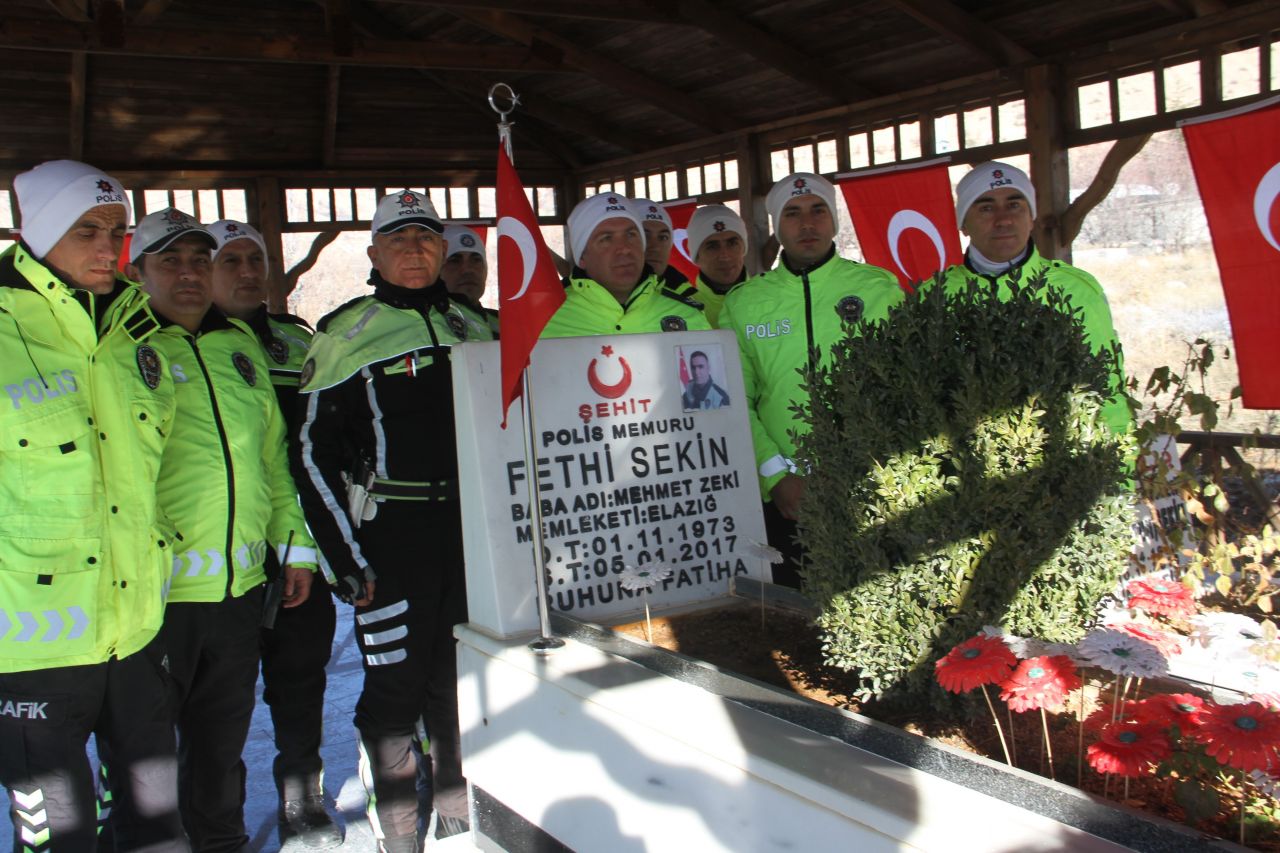 Şehit polis Fethi Sekin, vefatının 6’ncı sene-i devriyesinde kabri başında anıldı! 3