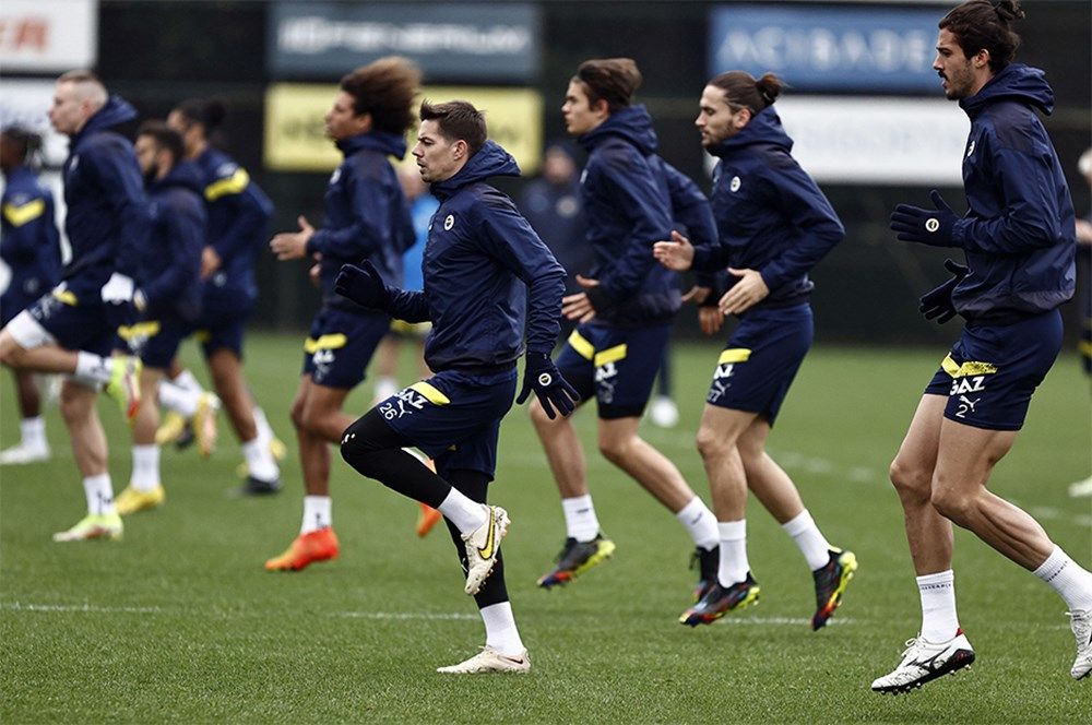 Fenerbahçe'ye içeriden darbe! Yıldız oyuncunun ezeli rakiple görüşmesine izin verildi... 4