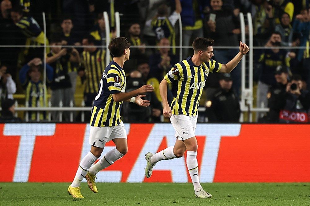 Fenerbahçe'ye içeriden darbe! Yıldız oyuncunun ezeli rakiple görüşmesine izin verildi... 8