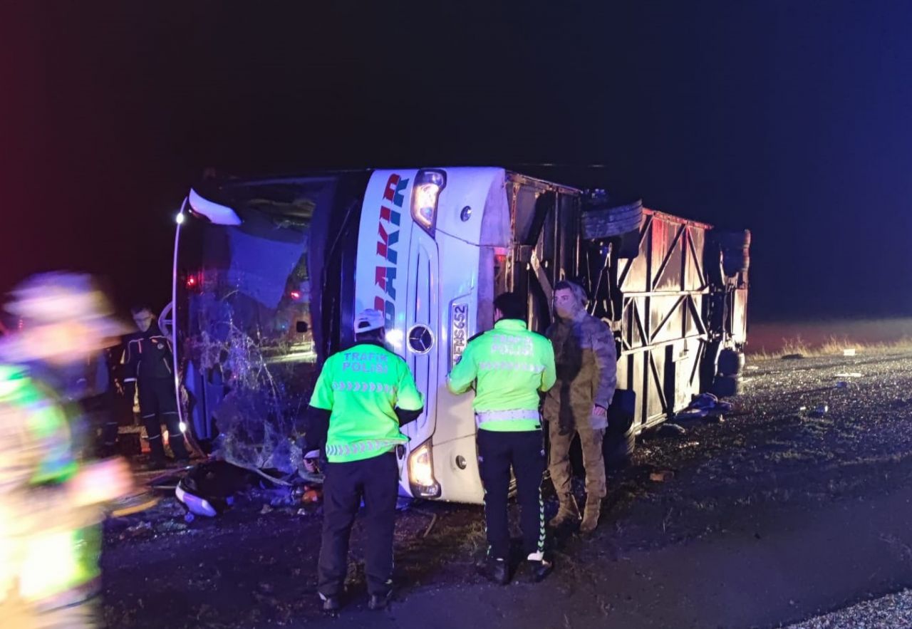 Diyarbakır'da yolcu otobüsü devrildi: 5 ölü, 22 yaralı 3