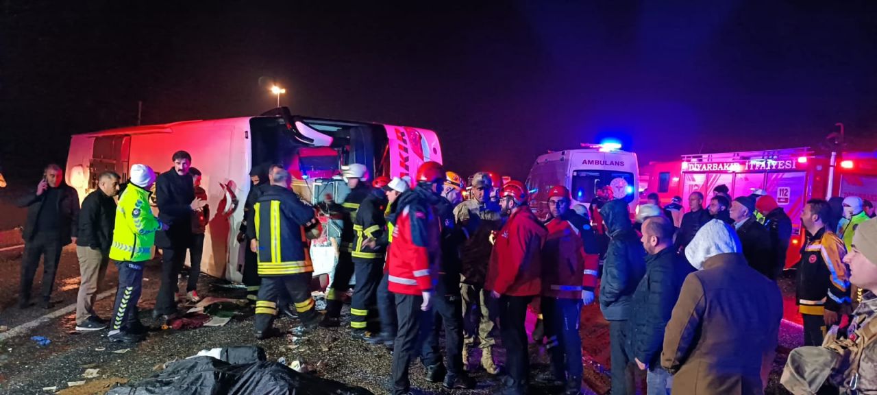 Diyarbakır'da yolcu otobüsü devrildi: 5 ölü, 22 yaralı 4