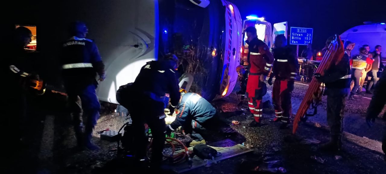 Diyarbakır'da yolcu otobüsü devrildi: 5 ölü, 22 yaralı 5