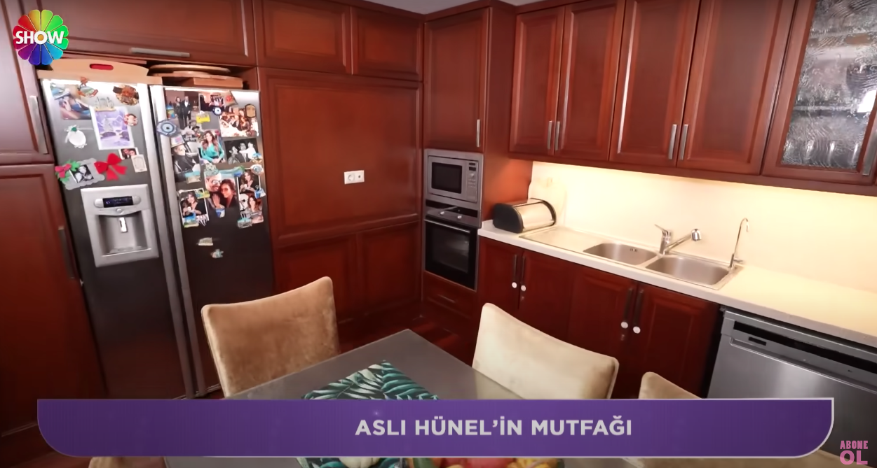 Aslı Hünel evinin kapılarını açtı... Avizenin fiyatı dudak uçuklattı 5