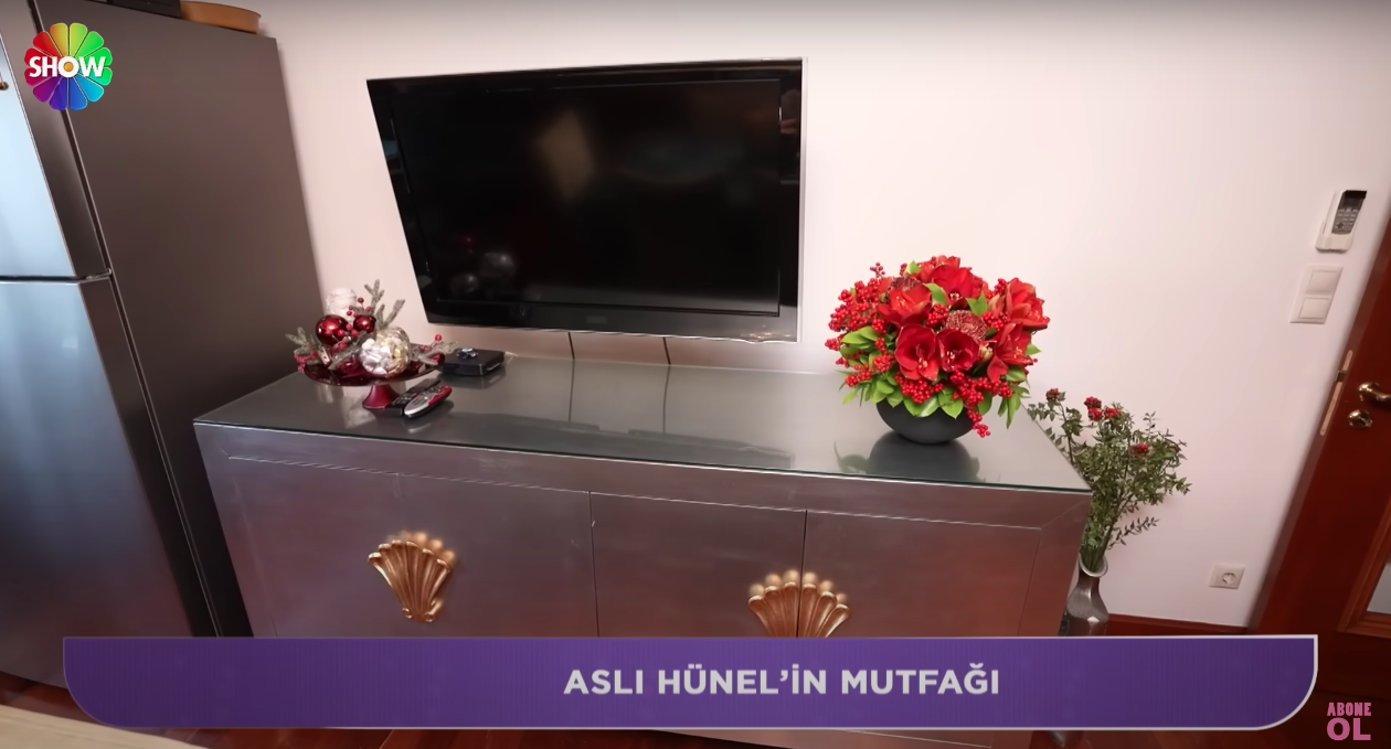 Aslı Hünel evinin kapılarını açtı... Avizenin fiyatı dudak uçuklattı 10