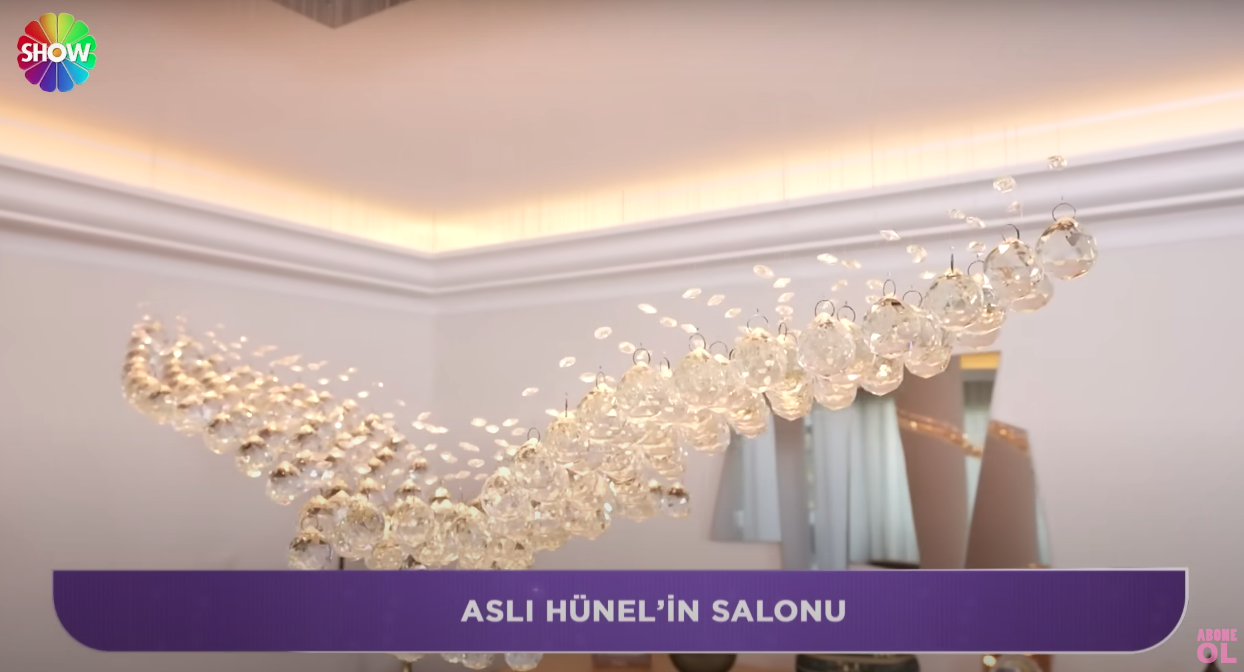 Aslı Hünel evinin kapılarını açtı... Avizenin fiyatı dudak uçuklattı 9