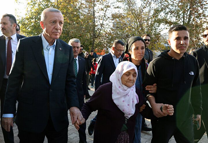 Cumhurbaşkanı Erdoğan selzede Zülfiye Nine'nin evine misafir oldu 2