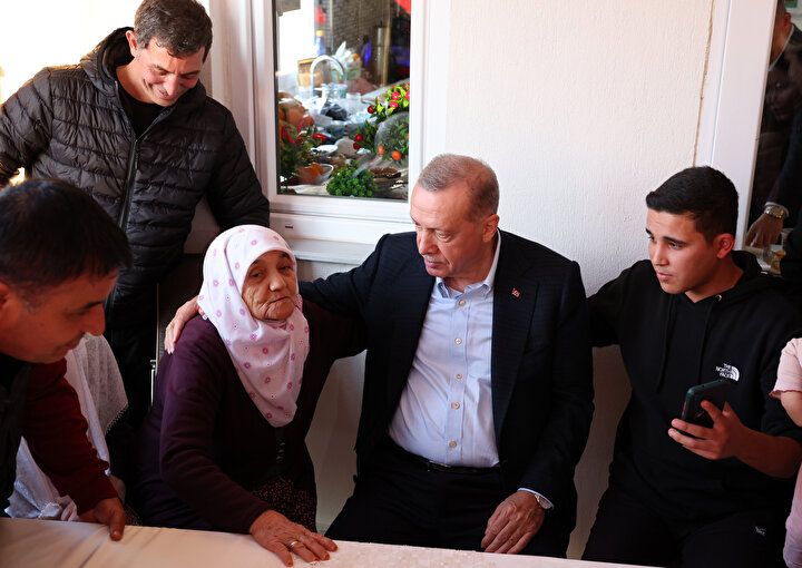 Cumhurbaşkanı Erdoğan selzede Zülfiye Nine'nin evine misafir oldu 4