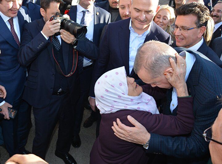 Cumhurbaşkanı Erdoğan selzede Zülfiye Nine'nin evine misafir oldu 8