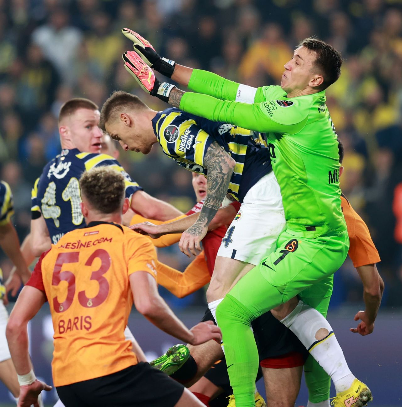 Dev derbiye damga vuran kareler 33