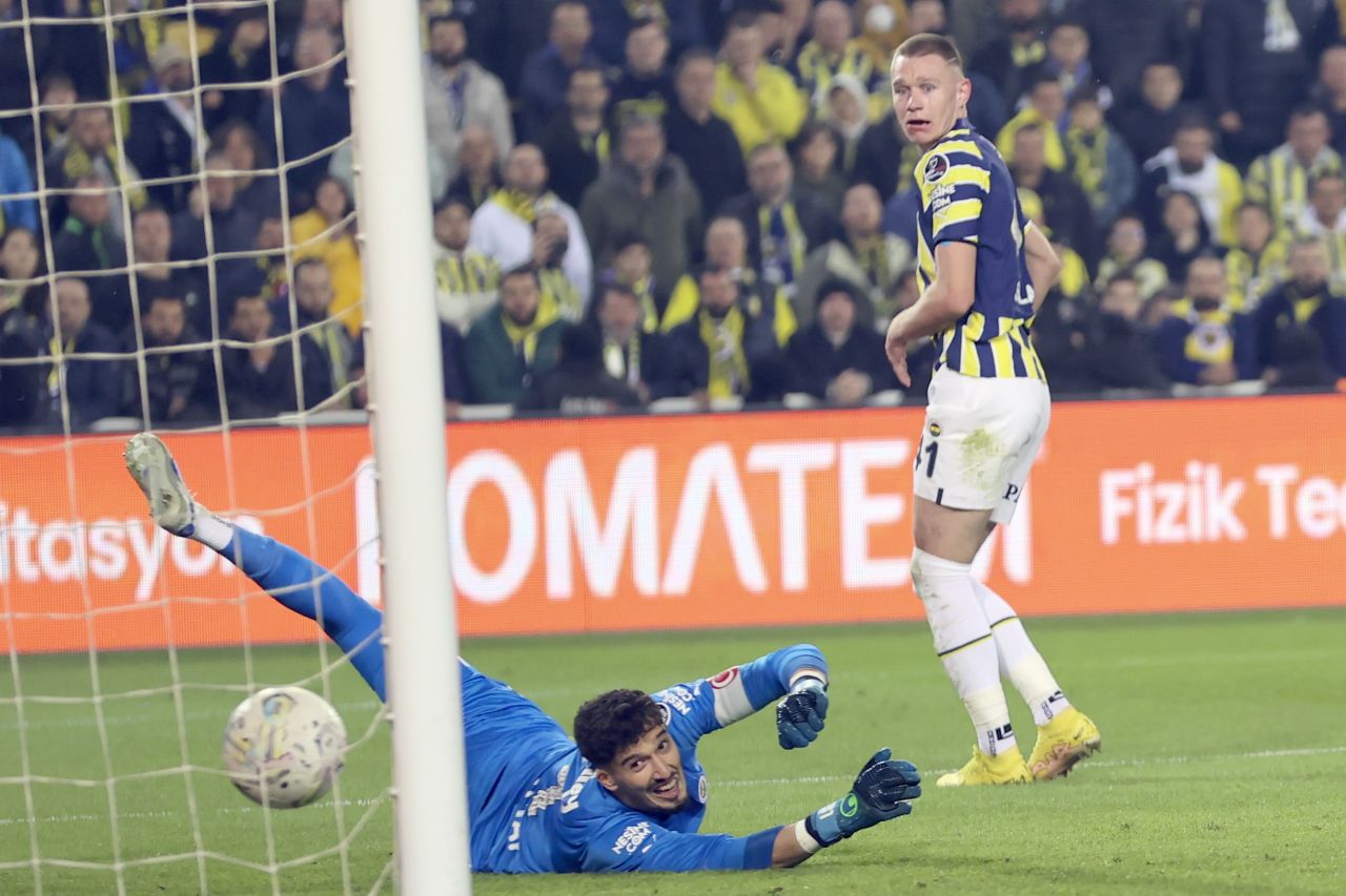Dev derbiye damga vuran kareler 52