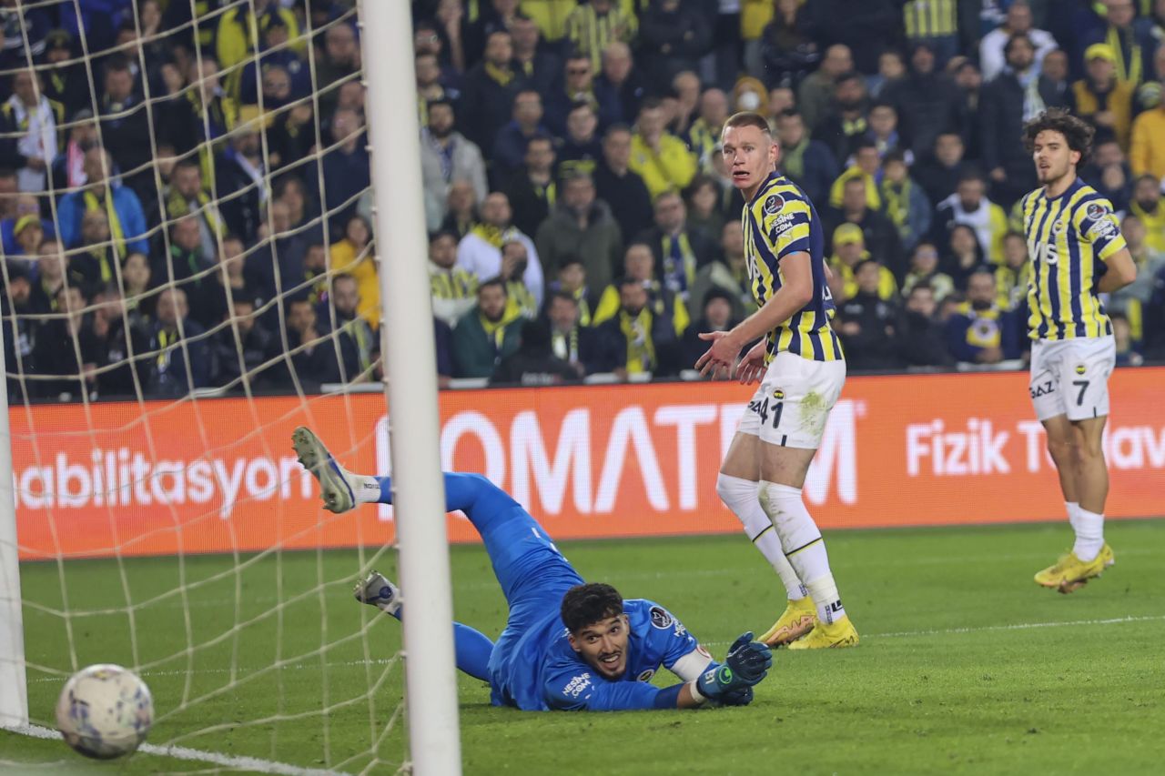 Dev derbiye damga vuran kareler 54