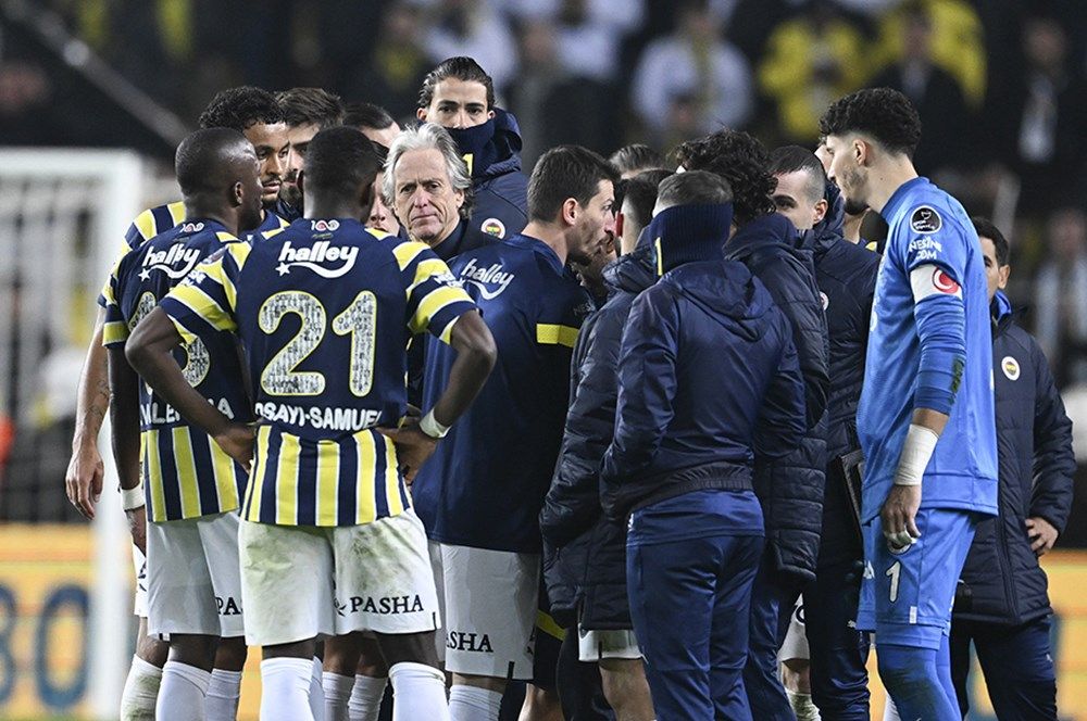 Rıdvan Dilmen'den ağır sözler: Fenerbahçe'nin bu psikolojiyle sezonu tamamlama ihtimali yok... 11