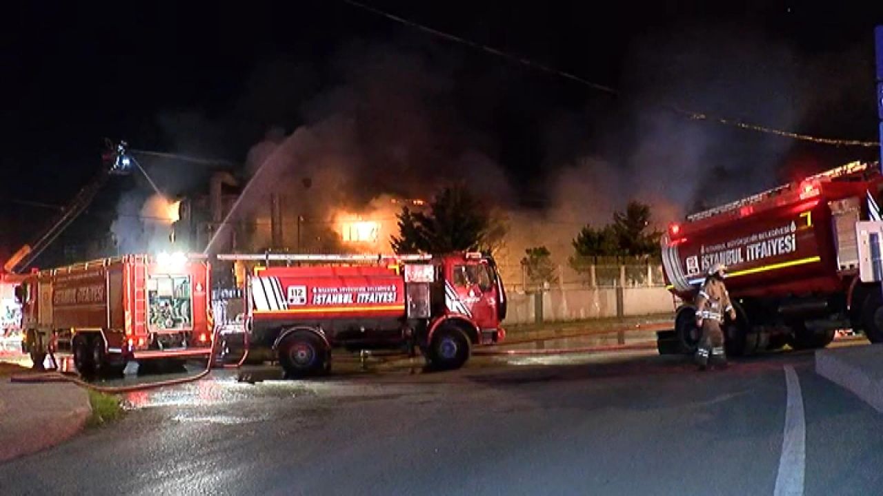 Arnavutköy'de korkutan yangın! 14 bin metrekarelik fabrika küle döndü! 2 kamyon kullanılamaz hale geldi 2
