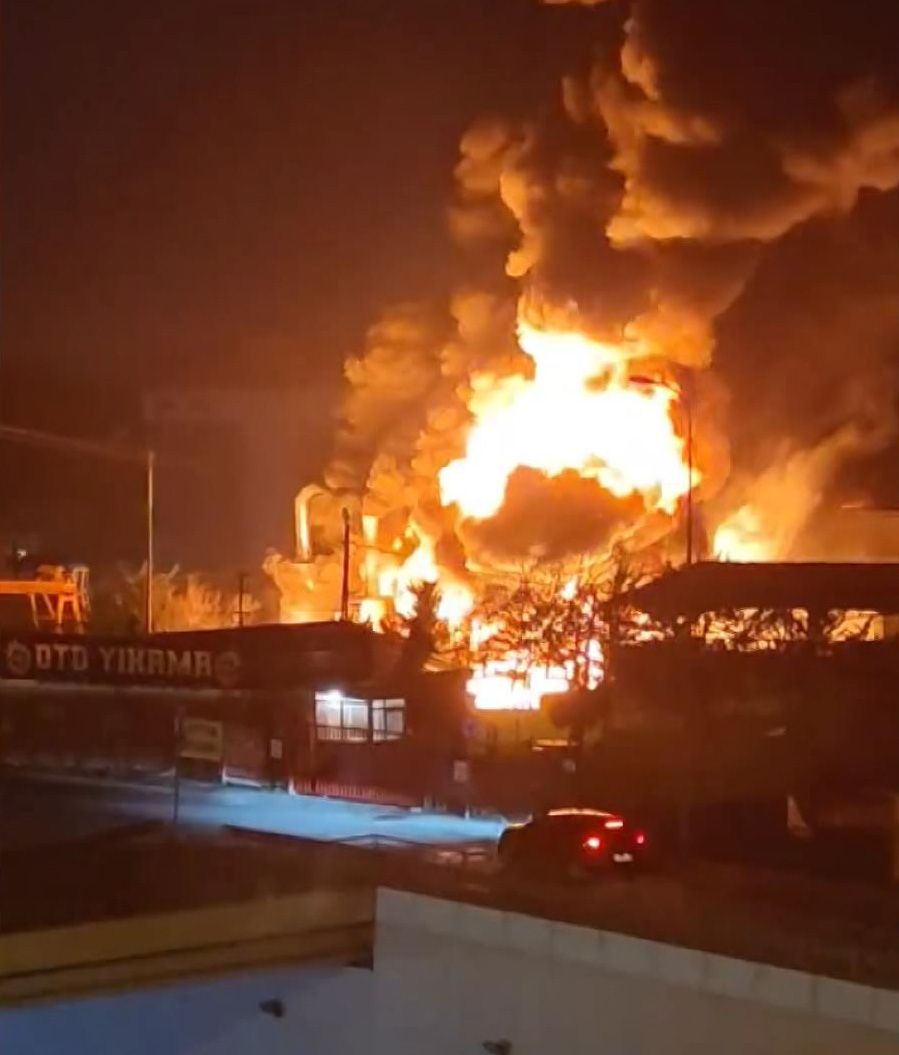 Arnavutköy'de korkutan yangın! 14 bin metrekarelik fabrika küle döndü! 2 kamyon kullanılamaz hale geldi 1