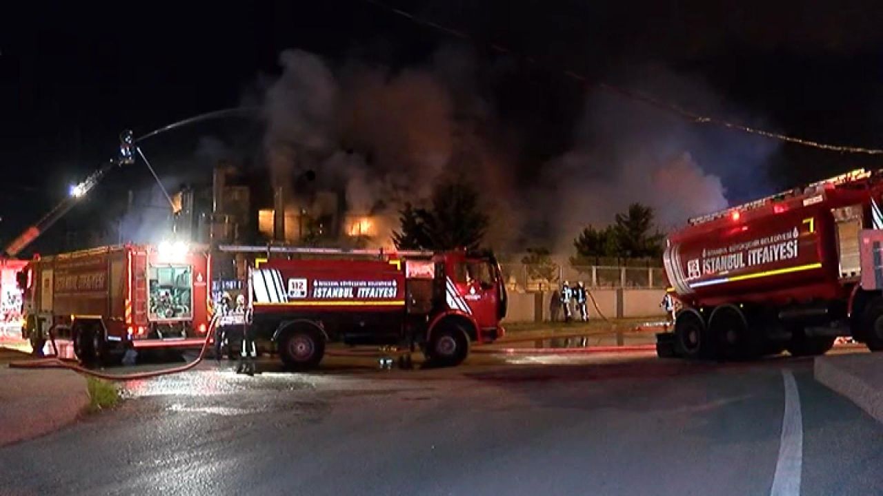 Arnavutköy'de korkutan yangın! 14 bin metrekarelik fabrika küle döndü! 2 kamyon kullanılamaz hale geldi 4