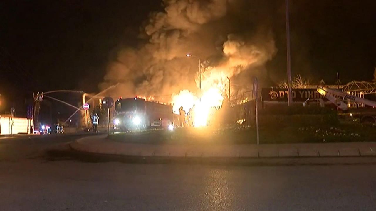 Arnavutköy'de korkutan yangın! 14 bin metrekarelik fabrika küle döndü! 2 kamyon kullanılamaz hale geldi 7