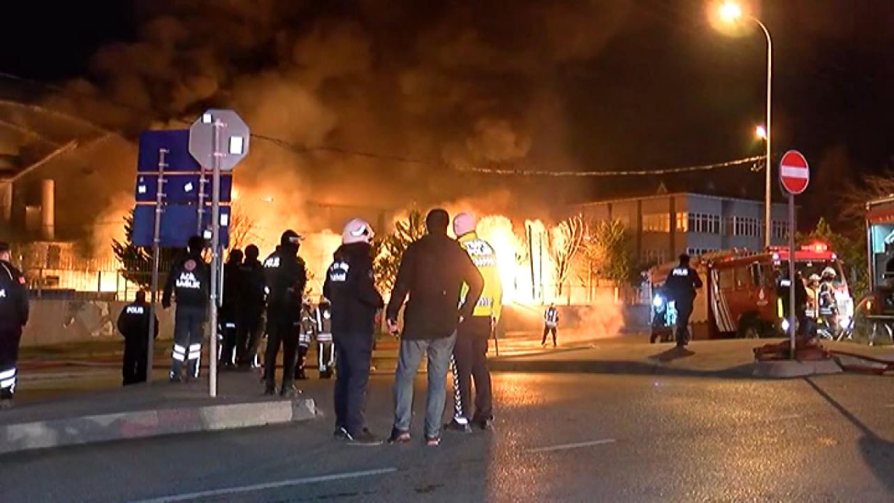 Arnavutköy'de korkutan yangın! 14 bin metrekarelik fabrika küle döndü! 2 kamyon kullanılamaz hale geldi 9