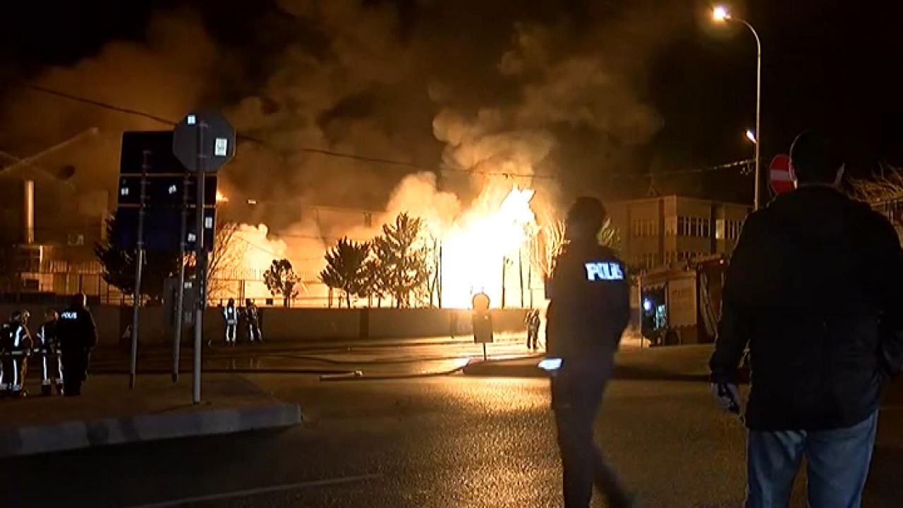 Arnavutköy'de korkutan yangın! 14 bin metrekarelik fabrika küle döndü! 2 kamyon kullanılamaz hale geldi 8