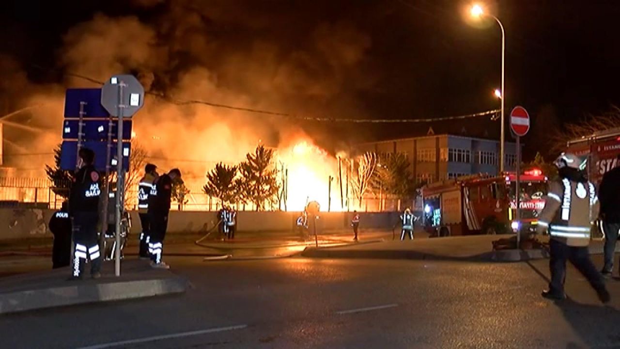 Arnavutköy'de korkutan yangın! 14 bin metrekarelik fabrika küle döndü! 2 kamyon kullanılamaz hale geldi 10