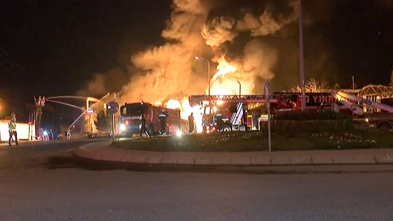 Arnavutköy'de korkutan yangın! 14 bin metrekarelik fabrika küle döndü! 2 kamyon kullanılamaz hale geldi 6
