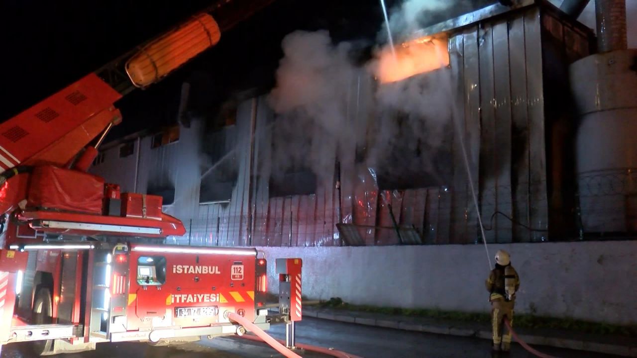Arnavutköy'de korkutan yangın! 14 bin metrekarelik fabrika küle döndü! 2 kamyon kullanılamaz hale geldi 11