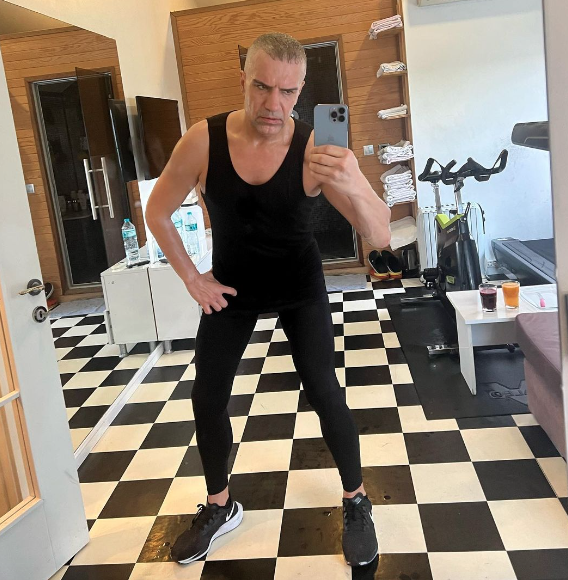 Survivor 2023'te yarışacak olan Berdan Mardini, Dominik'e giderken meşhur taytını yanında götürdü 2