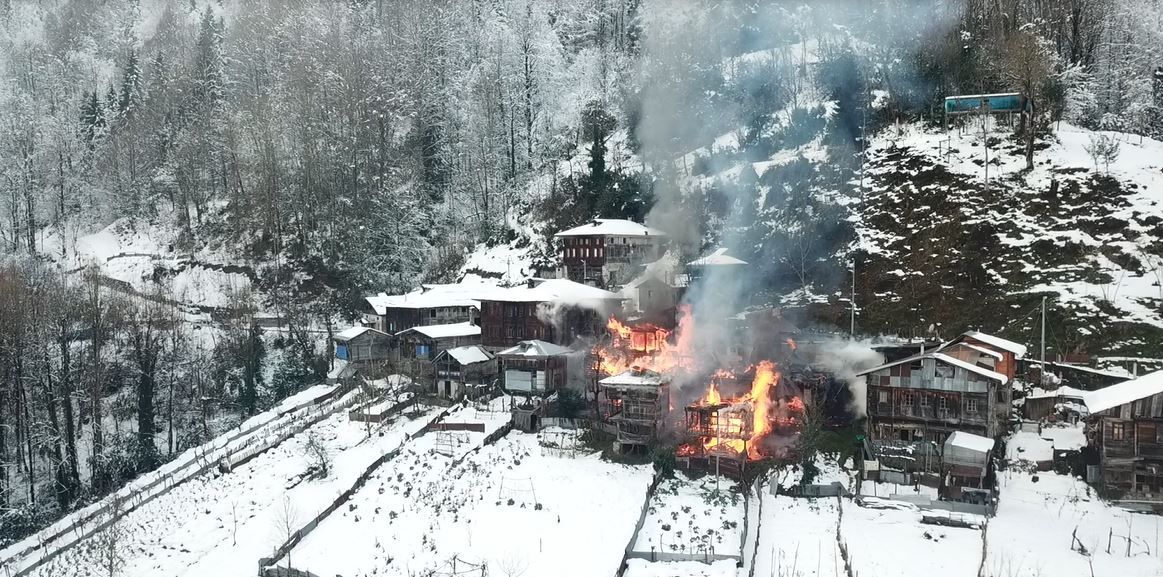 Rize'de korkutan yangın! 2 ev, 2 serendi, 1 kamyonet küle döndü 1