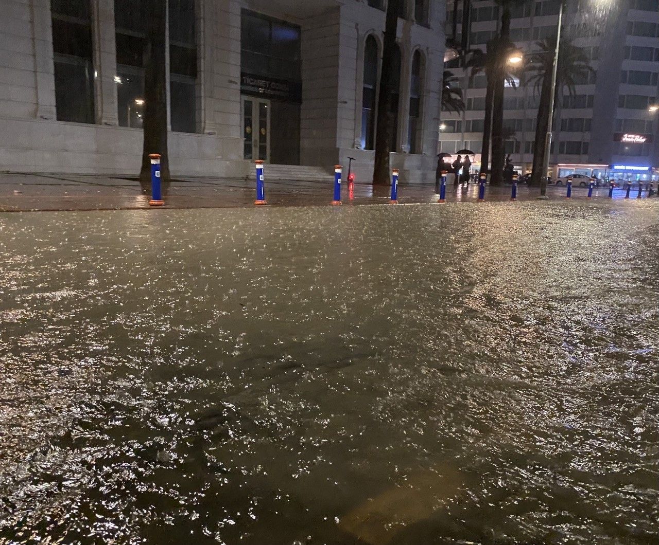 İzmir sokakları göle döndü 2