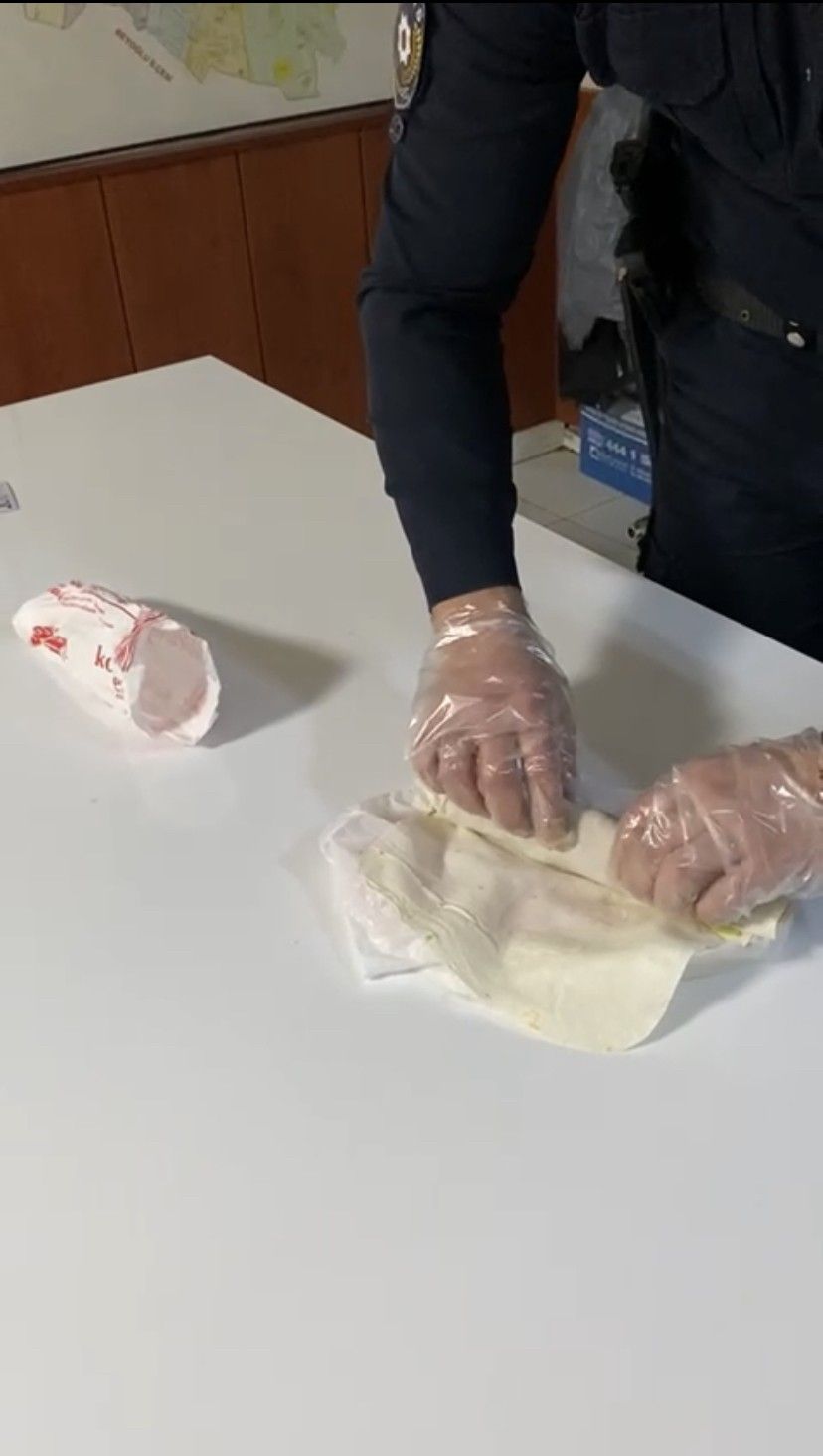Gözaltındaki bağımlı arkadaşlarına getirdiler: Çiğ köfte içinden uyuşturucu çıktı! 5