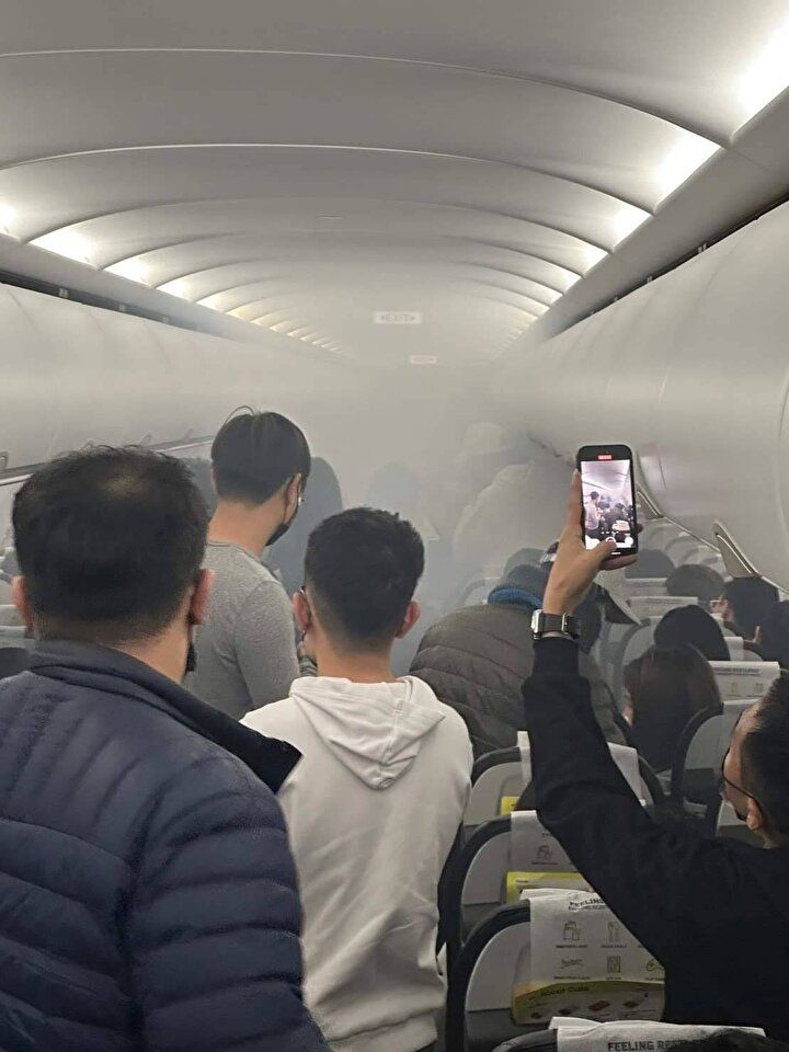 Uçakta korku dolu anlar: Şarj cihazı alev aldı, iki yolcu yaralandı 1